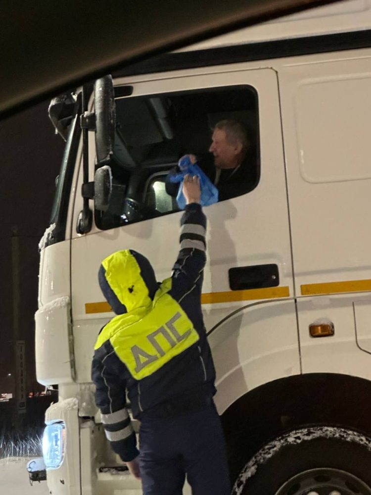 Сотрудники ГИБДД Зеленодольского района раздали свыше 200 сухпайков водителям на М7