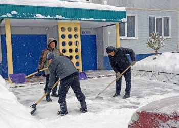 Челнинцы вышли на уборку снега в своем дворе