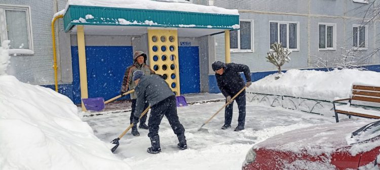 Челнинцы вышли на уборку снега в своем дворе