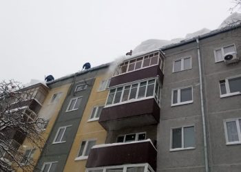 Жители Казани помогают дворникам чистить снег во дворах