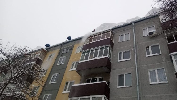 Жители Казани помогают дворникам чистить снег во дворах