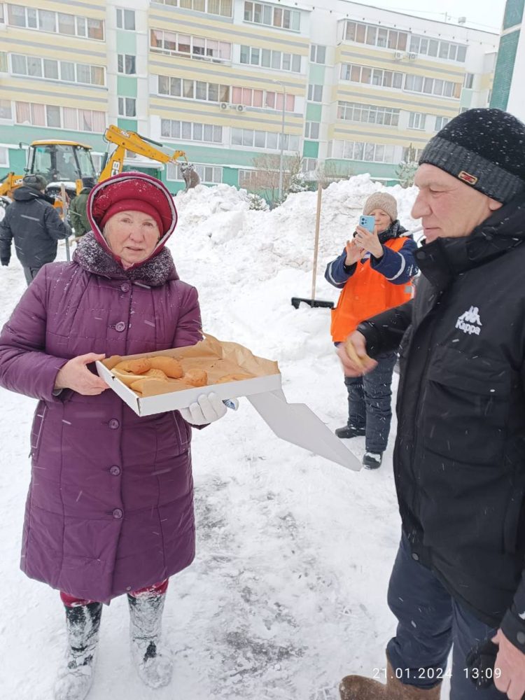 Жителей Челнов, помогающих убирать дворы, угостили выпечкой