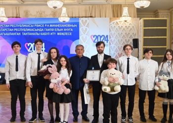 Минниханов опубликовал фотографии встречи с многодетными семьями РТ