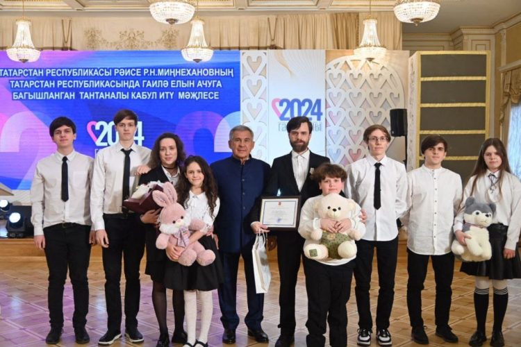 Минниханов опубликовал фотографии встречи с многодетными семьями РТ