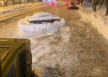 В мэрии Казани показали, как неубранные автомобили мешают уборке снега