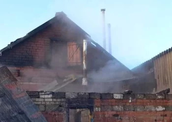 Местные жители с огнеборцами полчаса тушили пожар в селе Красная Кадка