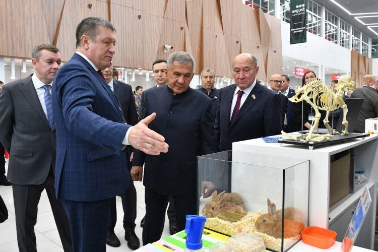 Минниханов ознакомился с достижениями и новинками агропромышленного комплекса