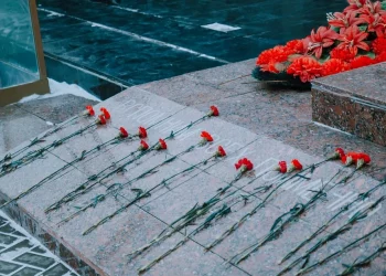 Магдеев возложил цветы к мемориалу «Родина-мать»