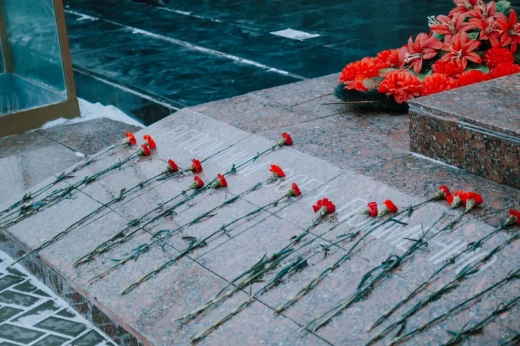 Магдеев возложил цветы к мемориалу «Родина-мать»