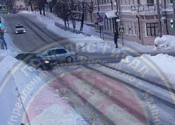 В Казани водитель иномарки вылетел на красный и протаранила «Ладу»