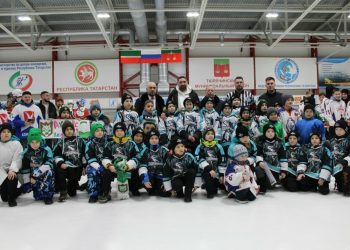 Зарипов в Тюлячах открыл хоккейный турнир в память о Шамиле Галявиеве