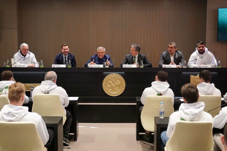 Минниханов провел встречу с игроками и тренерским штабом «Ак Барса»