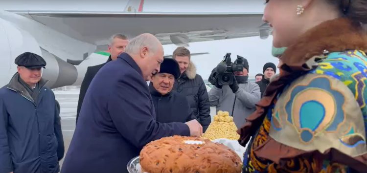 Александр Лукашенко прибыл в Казань