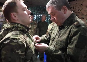 Валерий Герасимов вручил награды в зоне спецоперации