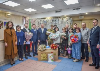 В Челны приехал боец СВО на выписку жены и новорожденного сына