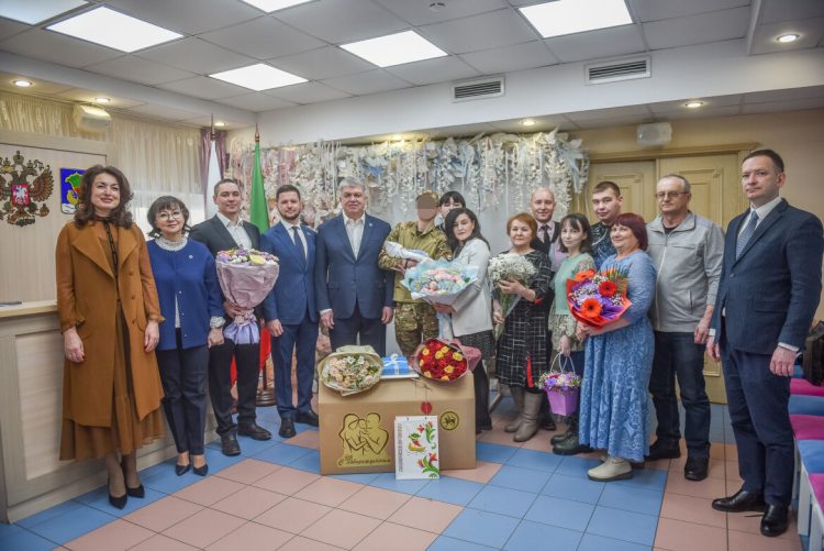 В Челны приехал боец СВО на выписку жены и новорожденного сына