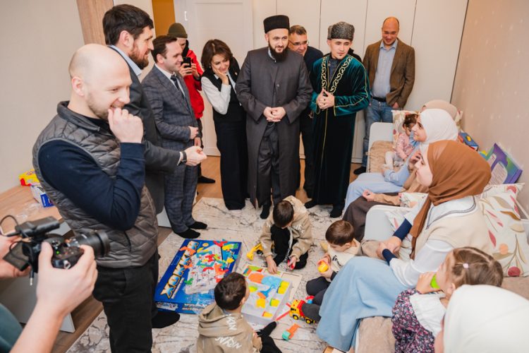 Семья эвакуированных беженцев из Палестины отметила новоселье в Усадах