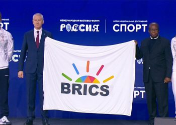 ЮАР передала России флаг спортивных Игр БРИКС, которые пройдут в Казани