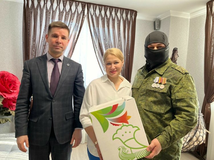 В Челнах вручили наборы семьям бойцов СВО к 23 Февраля