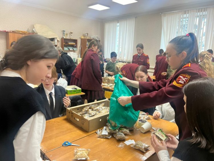 Ученики лаишевских школ приготовили партию домашней лапши для бойцов СВО