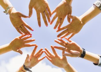 В РФ предложили заменить День святого Валентина на Праздник дружбы и товарищества