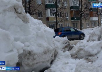 В Казани жители дома по улице Октябрьская жалуются, что из-за огромных сугробов опасно переходить дорогу