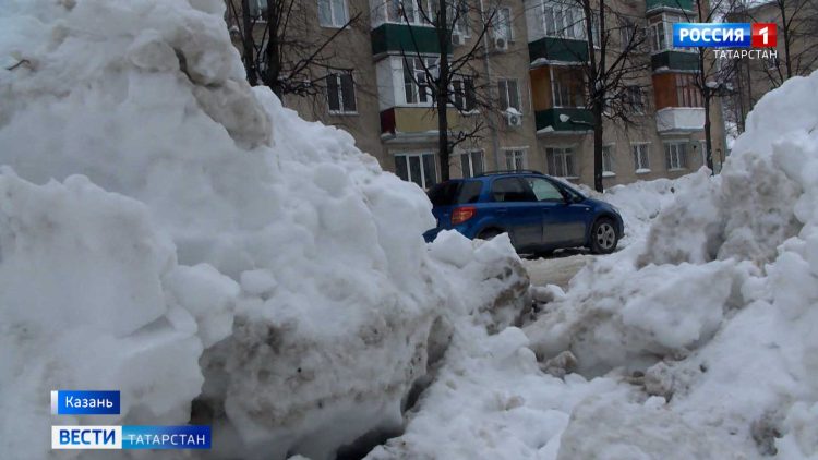 В Казани жители дома по улице Октябрьская жалуются, что из-за огромных сугробов опасно переходить дорогу