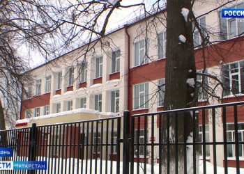 Врачи рассказали о состоянии девочки, выпавшей из окна школы в Казани