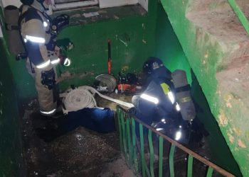 В Альметьевске двоих мужчин спасли из горящей квартиры