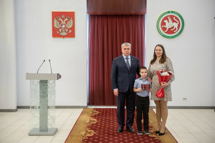 В Челнах состоялась передача орденов Мужества семьям бойцов СВО