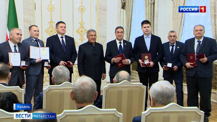 Минниханов торжественно вручил Госпремии РТ в области науки и техники за прошедший год
