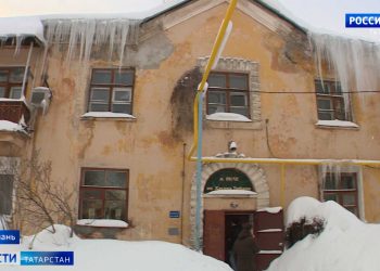 Жители дома на улице Хасана Туфана жалуются на протекающий потолок