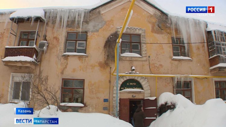 Жители дома на улице Хасана Туфана жалуются на протекающий потолок