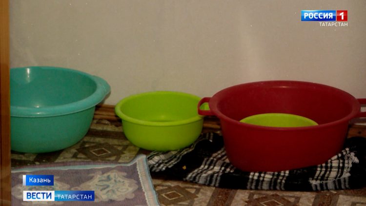 Жители дома на улице Аделя Кутуя жалуются на потоп в квартирах