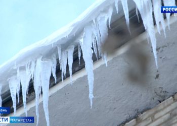 Стало известно о состоянии ребенка, на которого с крыши упала глыба льда