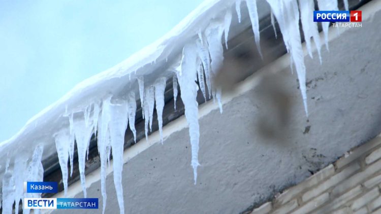 Стало известно о состоянии ребенка, на которого с крыши упала глыба льда