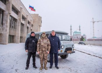 Магдеев передал бойцам СВО из Челнов автомобиль и гумпомощь