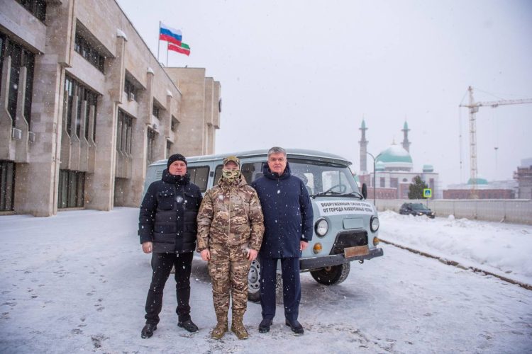 Магдеев передал бойцам СВО из Челнов автомобиль и гумпомощь