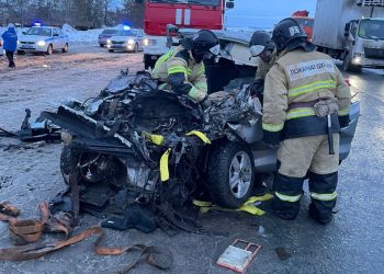 В Альметьевском районе погиб водитель легковушки, врезавшись в припаркованную фуру