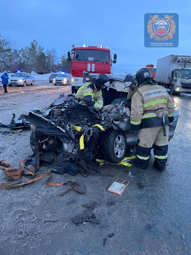 В Альметьевском районе погиб водитель легковушки, врезавшись в припаркованную фуру
