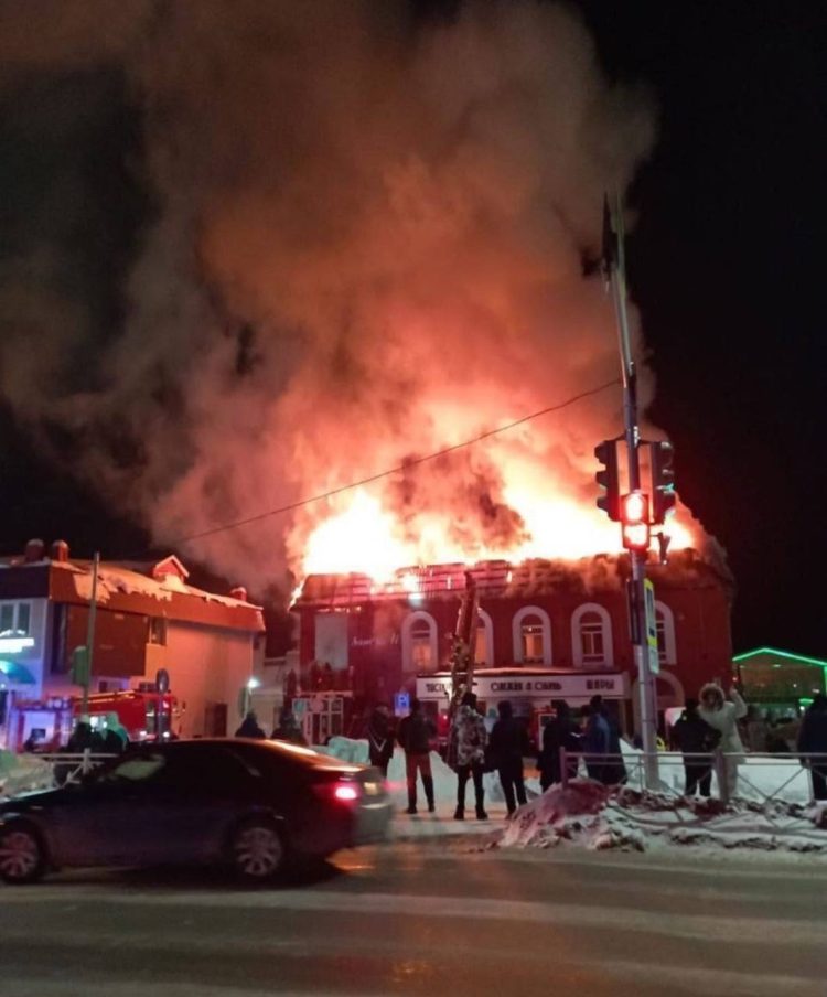 В Кукморе загорелся магазин