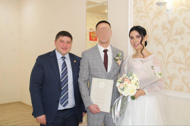 Глава Менделеевского района посетил свадьбу бойца СВО