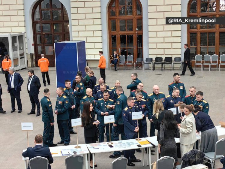 Герои СВО прибыли в Гостиный двор на послание Путина