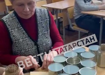 Казанские школьники изготавливают окопные свечи и маскировочные сети для бойцов СВО