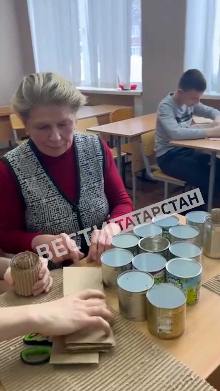 Казанские школьники изготавливают окопные свечи и маскировочные сети для бойцов СВО