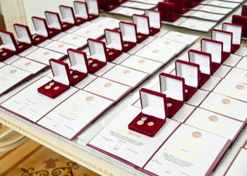 Минниханов наградил четырех представителей органов госвласти РТ медалью «100 лет ТАССР»