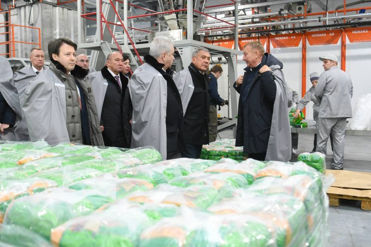 Минниханов посетил новую макаронную фабрику в Казани
