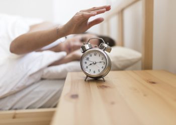 Сомнолог рассказал, что просыпаться по будильнику вредно для здоровья