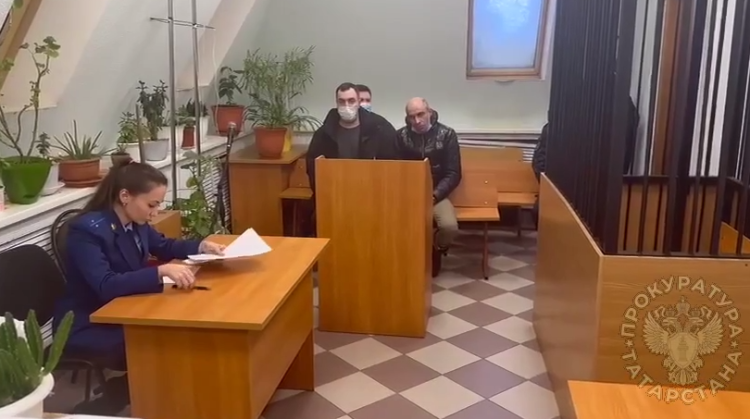 Суд Казани изберет меру пресечения для мужчины, который выбросил дочь в окно