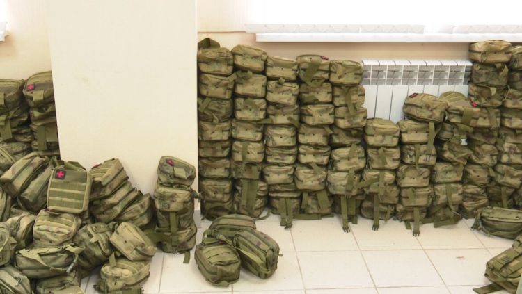 Жители Нижнекамска собрали аптечки бойцам СВО